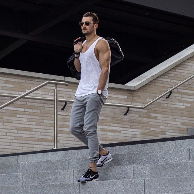 Sleeve less street style
