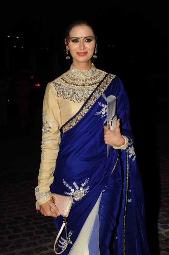 How to wear saree modestly? (17)
