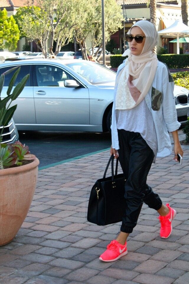 18 ways to wear sneakers with hijab outfit (8)