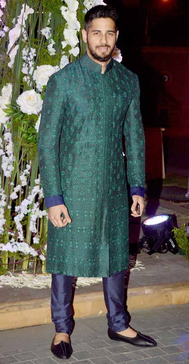 Sidharth Malhotra Outfits-30 Best Dressing styles of Sidharth to Copy