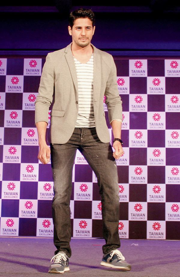 #26 - His Catchy Blazer & Jeans Outfit