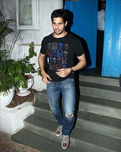 Sidharth Malhotra Outfits-30 Best Dressing styles of Sidharth to Copy