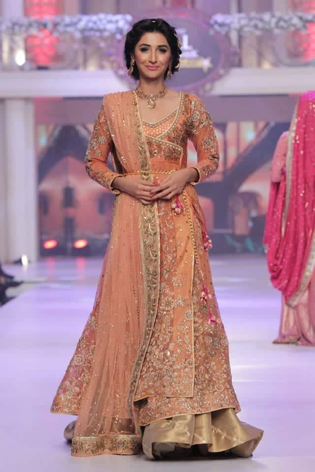 Best and new styles of setting dupatta on Bridal dresses (12)