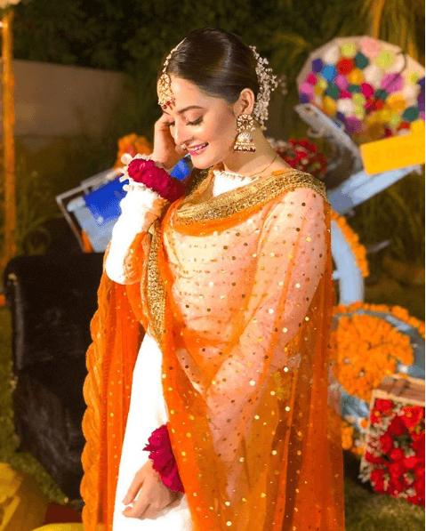 how to wear all white outfits like pakistani celebrities