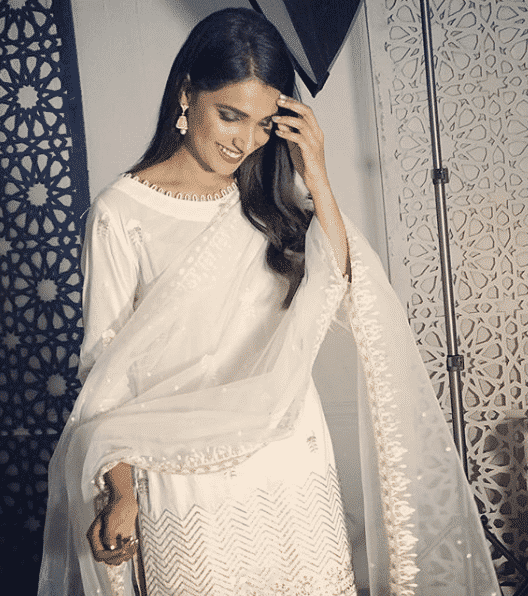 how to wear all white outfits like pakistani celebrities