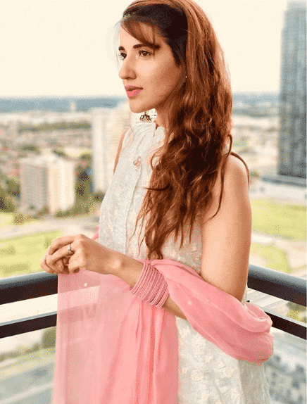 how to wear all white outfits like pakistani celebrities