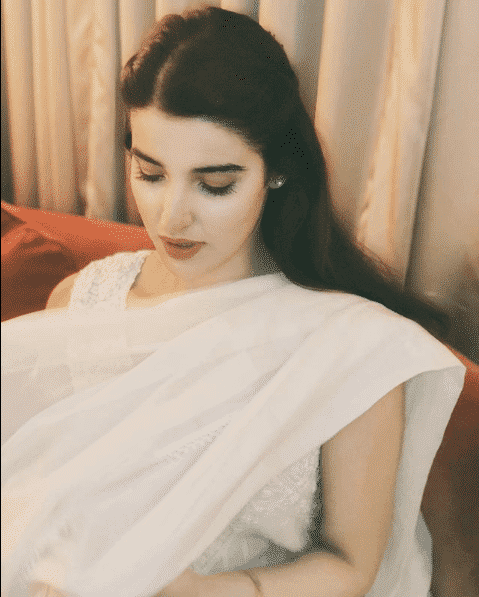 how to wear all white outfits like pakistani celebrities