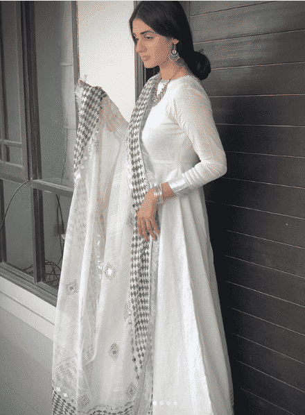 how to wear all white outfits like pakistani celebrities