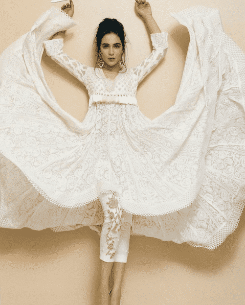 how to wear all white outfits like pakistani celebrities