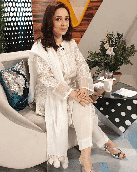 how to wear all white outfits like pakistani celebrities