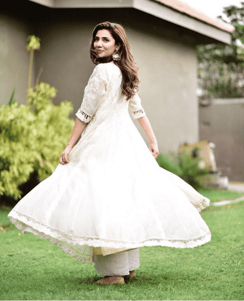 how to wear all white outfits like pakistani celebrities