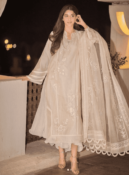 how to wear all white outfits like pakistani celebrities