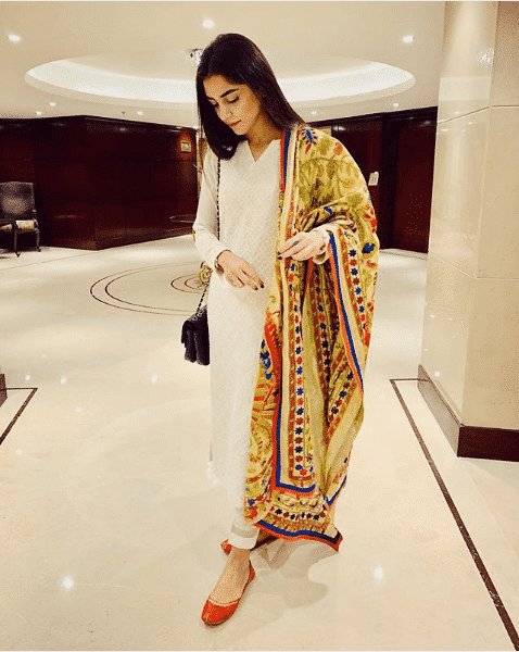 how to wear all white outfits like pakistani celebrities