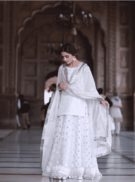 how to wear all white outfits like pakistani celebrities
