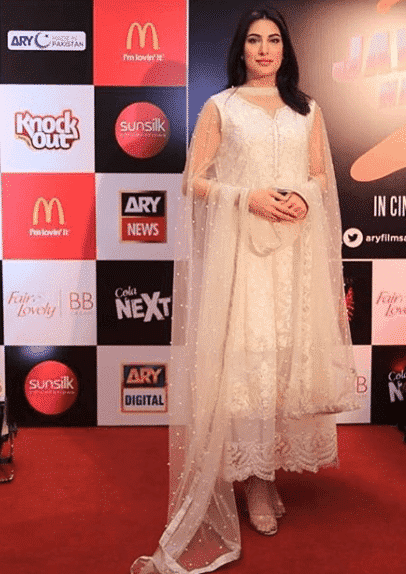 how to wear all white outfits like pakistani celebrities