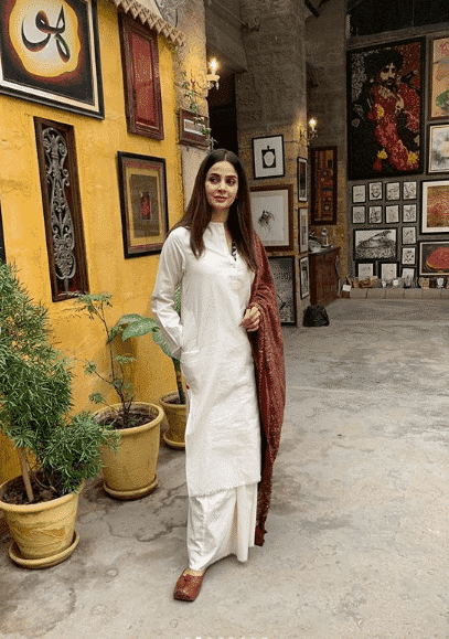 how to wear all white outfits like pakistani celebrities
