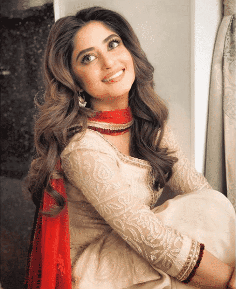 how to wear all white outfits like pakistani celebrities