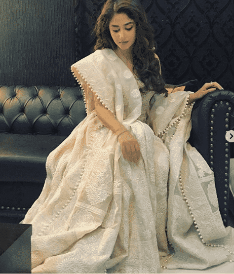 how to wear all white outfits like pakistani celebrities