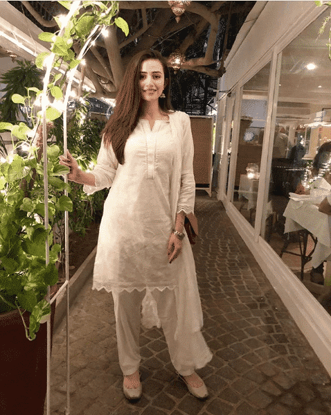 how to wear all white outfits like pakistani celebrities