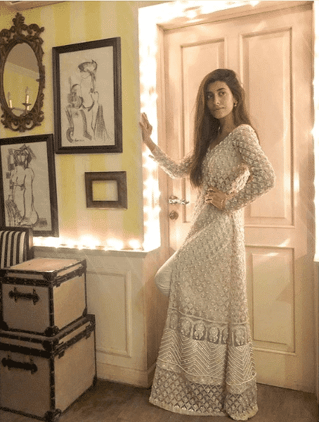 how to wear all white outfits like pakistani celebrities