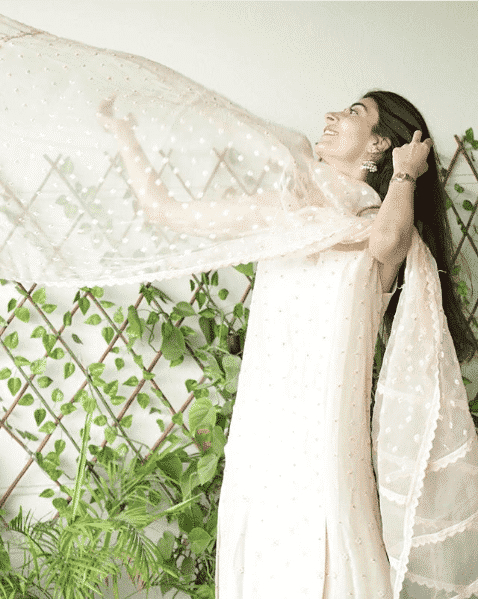 how to wear all white outfits like pakistani celebrities