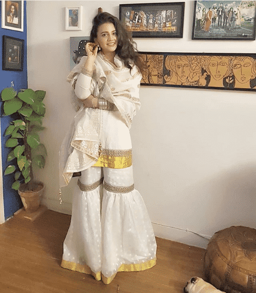 how to wear all white outfits like pakistani celebrities