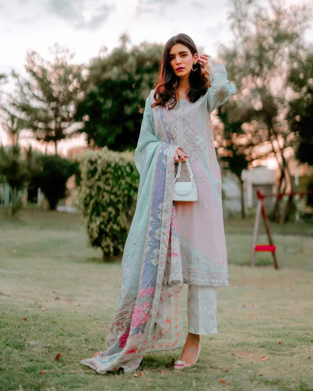 15 Best Pakistani Celebrity Eid Outfits – Celeb Eid Fashion – Branded Girls