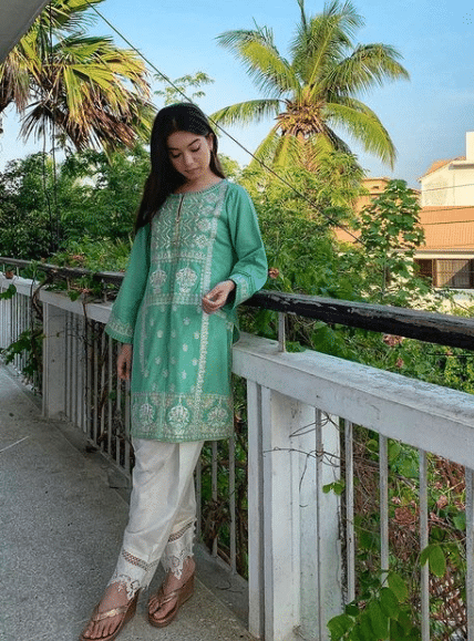 Kurtis For Skinny Girls-15 Best Kurti Designs For Slim Girls