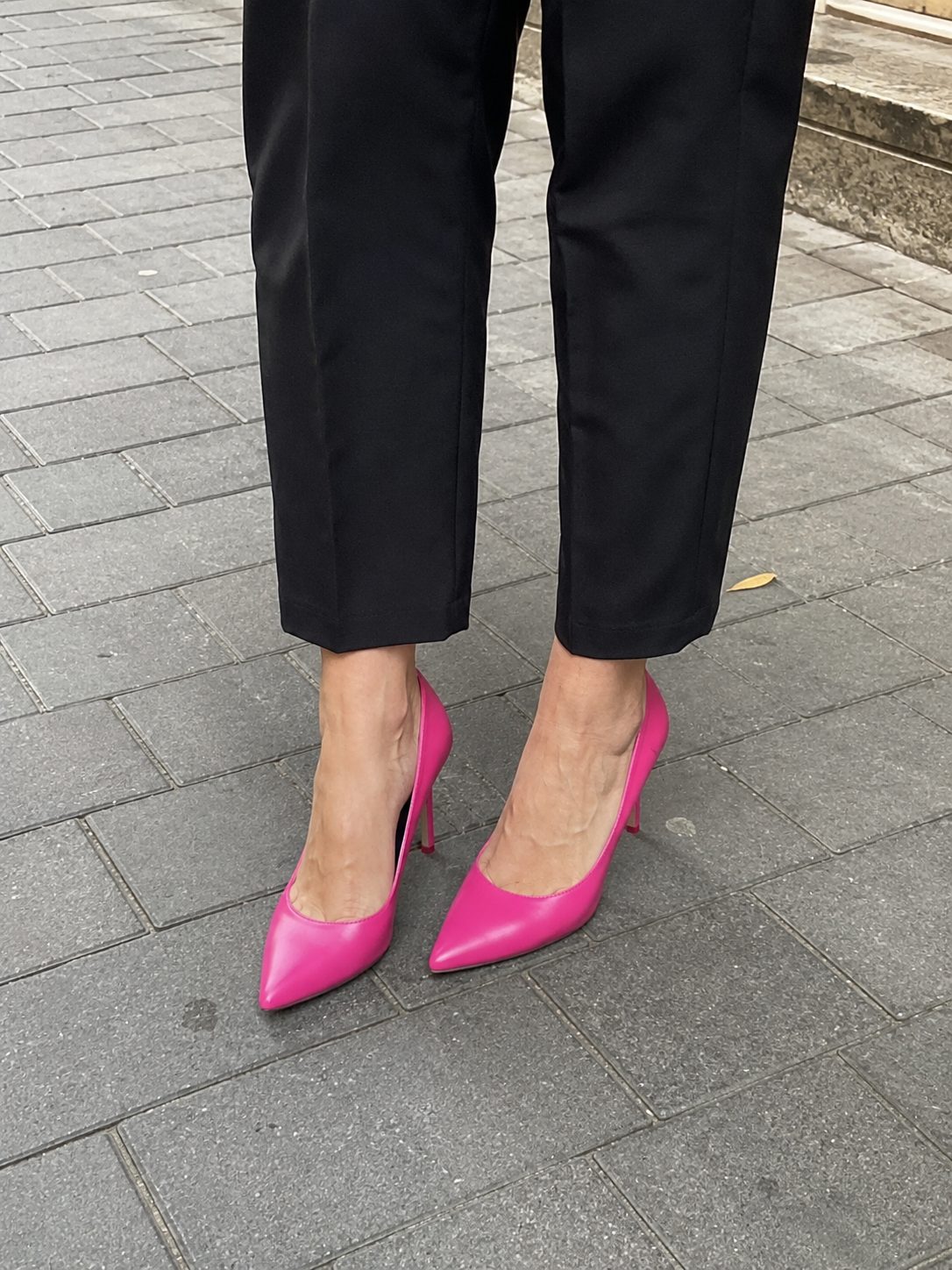 Low-cut pointed hot pink heels