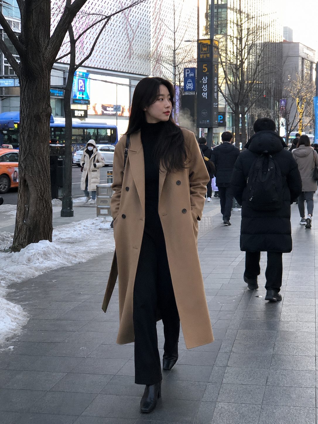 Long Wool Coat With a Turtleneck