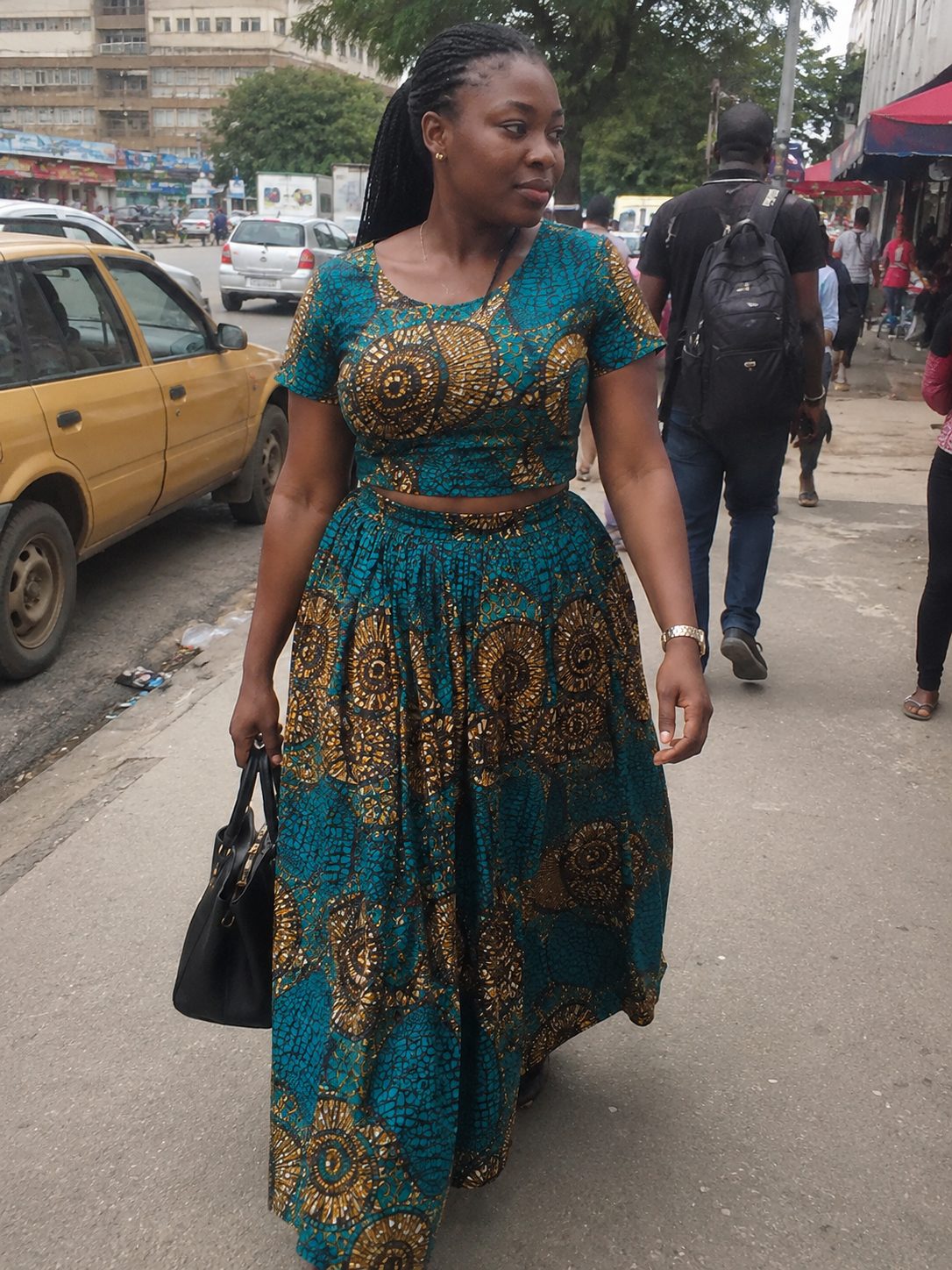 Crop Top With a High-Waisted Skirt for a Curvy Frame