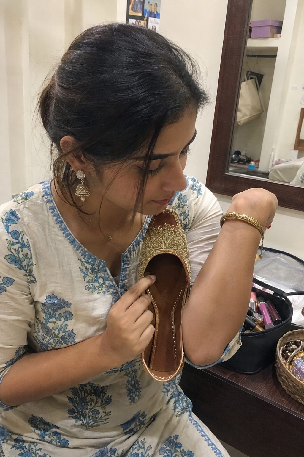 Match Your Khussa's Embroidery Thread to One Accessory, Not the Whole Outfit