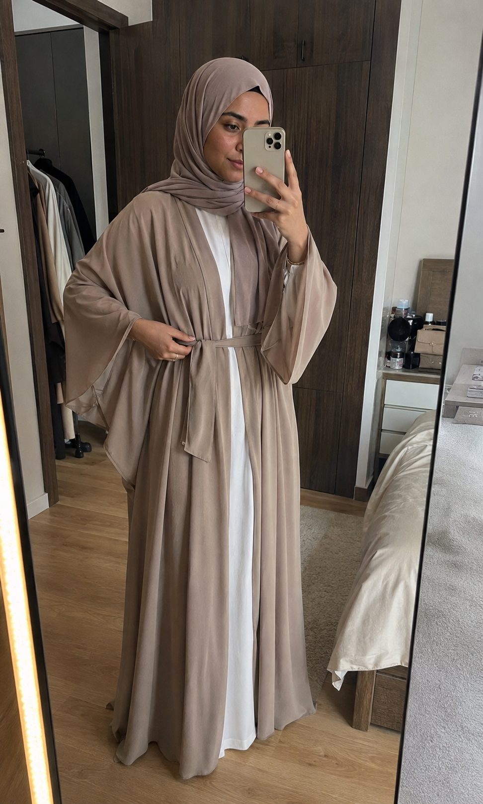 Cinching a loose butterfly abaya at the waist with a fabric belt